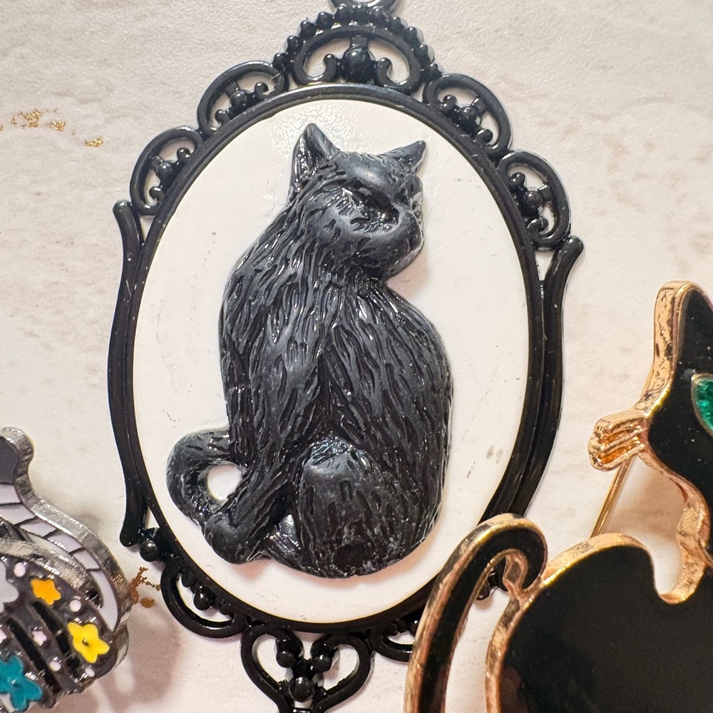 Black Cat Cameo Brooch and pendant — Enameled Cat trio brooch Pin - Picture 3 of 6